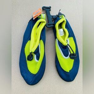 Boys West Loop Water Shoes Size M 2/3